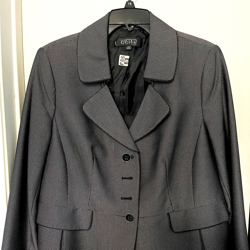 Kasper Size 14W 2 piece Jacket and Skirt suit.